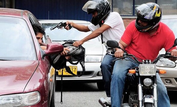 NÚMERO DE CHAPA EN CASCOS PARA “DESENMASCARAR” A MOTOCHORROS, PROPONEN