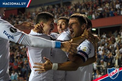 Nacional de Montevideo hunde al Zamora y pone un pie en los octavos