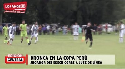 Porque sacó una roja, ¡le persiguió al línea!