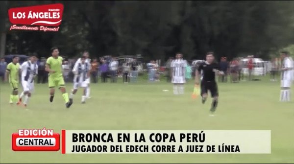 Porque sacó una roja, ¡le persiguió al línea!