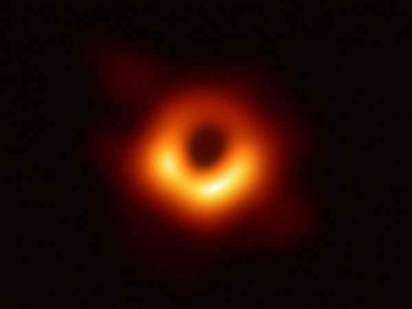 Un anillo luminoso rojo y amarillo: la primera foto de un agujero negro