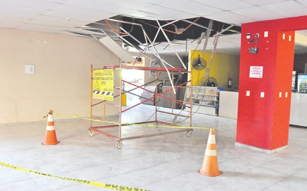 Cae el techo de la terminal | Diario Vanguardia 07