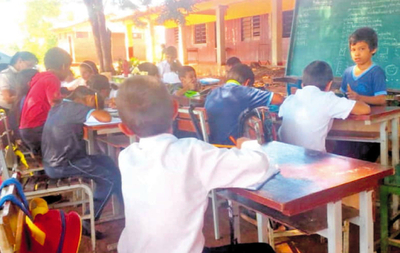 Dan clases bajo árboles por retrasos en obras | Diario Vanguardia 07