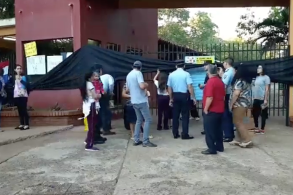 HOY / Toman colegio en CDE por falta de rubros: alumnos deben pagar docentes particulares