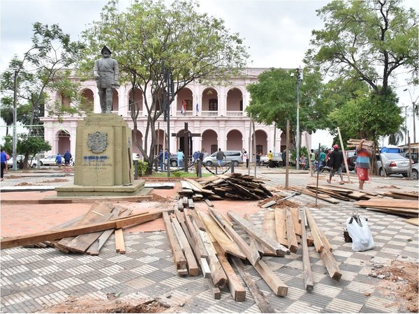 Damnificados deben abandonar la plaza Juan de Salazar y el cerro Lambaré