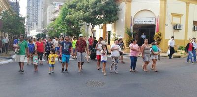 Damnificados se niegan a salir de plaza y protestan marchando | Paraguay en Noticias 