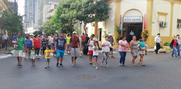 Damnificados se niegan a salir de plaza y protestan marchando | Paraguay en Noticias