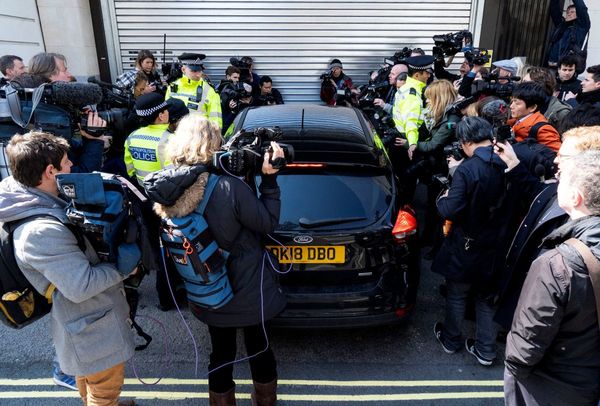 Ecuador retira asilo a Assange y Londres lo detiene por petición de EEUU