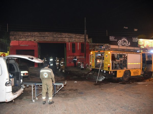 Bomberos controlan incendio de depósito y rescatan a un joven en San Lorenzo | Paraguay en Noticias
