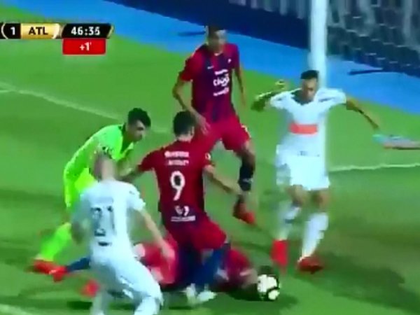 Tenía cuatro costillas rotas, igual intentó trabar con la cabeza para evitar un gol