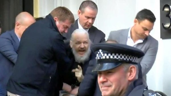 Arrestan a Julian Assange en Londres