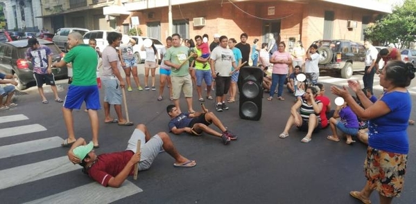 Damnificados protestan contra desalojo de plaza frente al Cabildo: No nos vamos a ir | Paraguay en Noticias