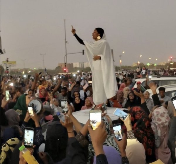 Alaa Salah, la joven que se ha convertido en ícono de las protestas en Sudán