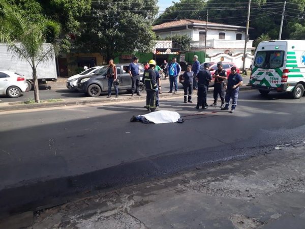 Camión atropella y mata a funcionaria municipal - Nacionales - ABC Color