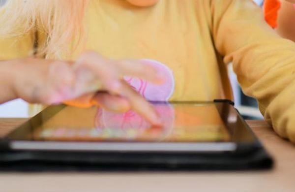 Niño de 3 años bloquea el iPad de su padre hasta 2067 - C9N