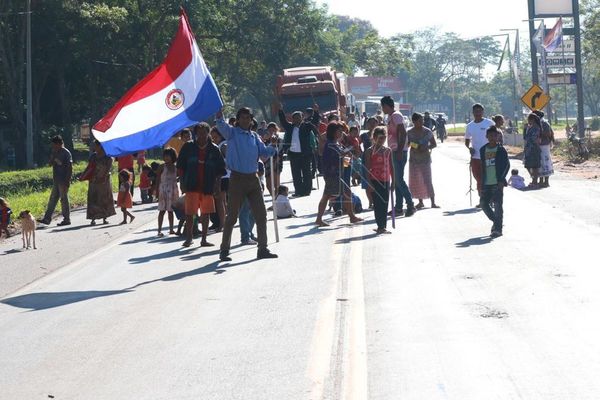 Caaguazú: indígenas cierran ruta para pedir asistencia del gobierno | Paraguay en Noticias