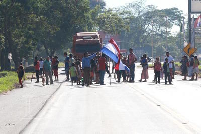 Unas 300 familias cierran ruta 7 ante necesidad de asistencia - ADN Paraguayo