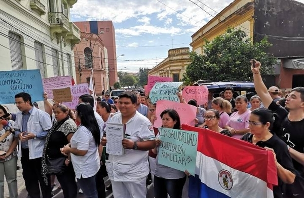 HOY / Funcionarios de Clínicas movilzados exigen ampliación presupuestaria