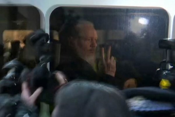 Juez declara culpable a Assange por violar libertad condicional | Paraguay en Noticias