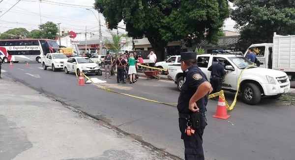 Camión subió a paseo central y atropelló a funcionaria de Aseo Urbano | Paraguay en Noticias