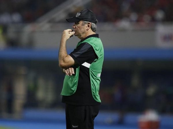 Tras la goleada de Cerro, el Mineiro despide a su entrenador
