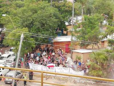 Seguidores de "Payo" lanzan petardos hacia el Congreso - ADN Paraguayo
