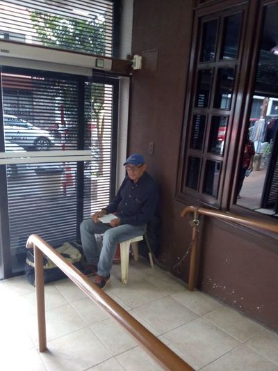 Jubilado no cobra hace 8 meses y se encadena para exigir respuestas