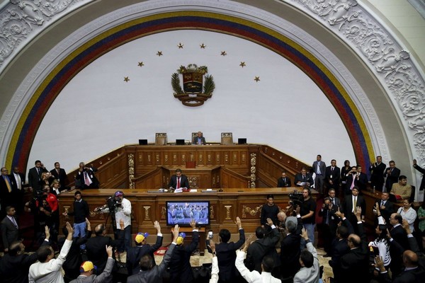 La Asamblea Nacional venezolana afirmó que la economía del país se desplomó un 55,17 % en cinco años