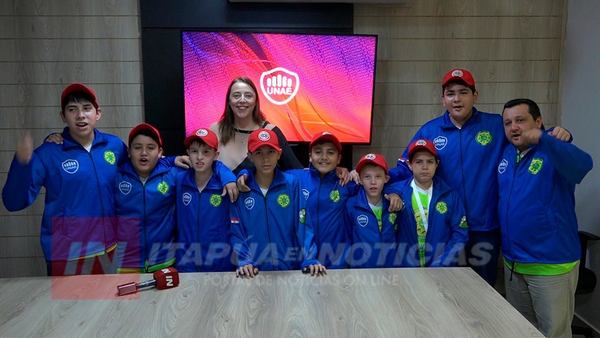 UNAE ENTREGÓ ATUENDOS PARA EQUIPO QUE VIAJARÁ AL MUNDIAL DE ROBÓTICA.