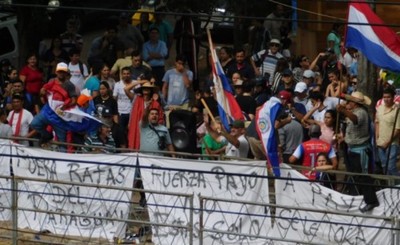 Adherentes de Cubas se manifiestan frente al Congreso