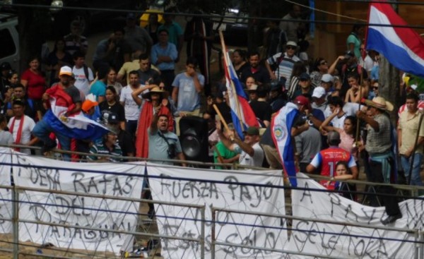 Adherentes de Cubas se manifiestan frente al Congreso