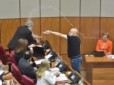 Paraguayo Cubas derrama agua a Calé Galaverna