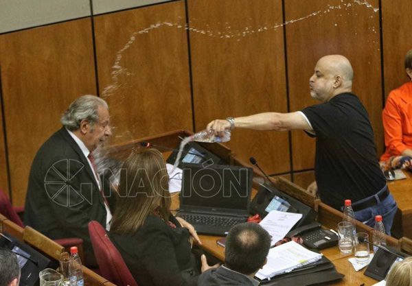 Otro bochorno de Payo: También arroja agua a Calé