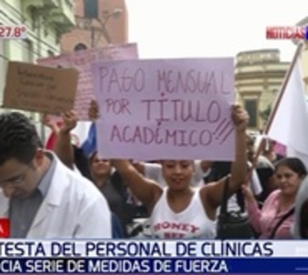 Trabajadores de Clínicas se manifiestan y amenazan con huelga general - Paraguay.com