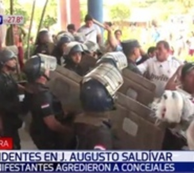 Turba crea incidentes fuera de la Municipalidad de J. A. Saldívar - Paraguay.com