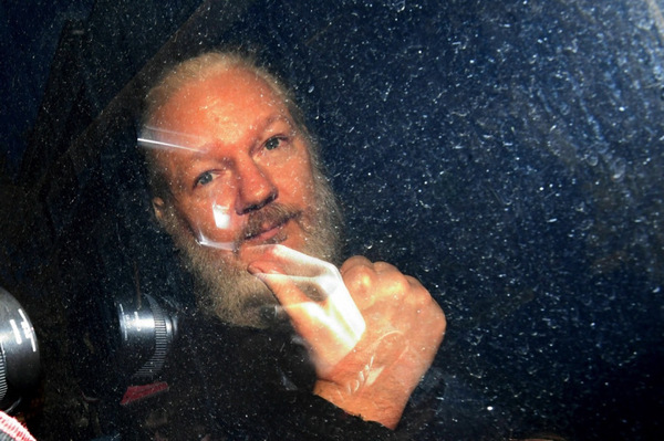 Julian Assange fue arrestado después de que Ecuador le retirara su protección de asilo