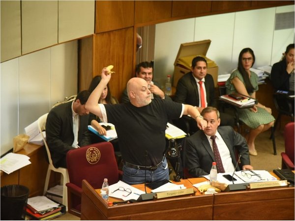 Paraguayo Cubas enfurece a senadores y es sancionado con suspensión