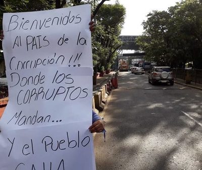Cartel sobre corrupción como bienvenida en el Puente de la Amistad