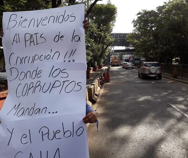Cartel sobre corrupción como bienvenida en el Puente de la Amistad