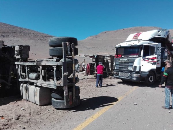 Vuelca camión cigüeña paraguayo en Chile - Nacionales - ABC Color