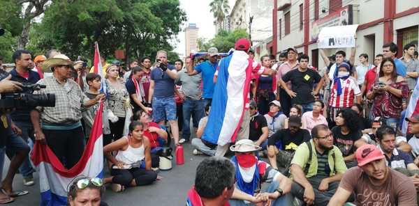 Manifestantes hacen sentata frente al Congreso - ADN Paraguayo