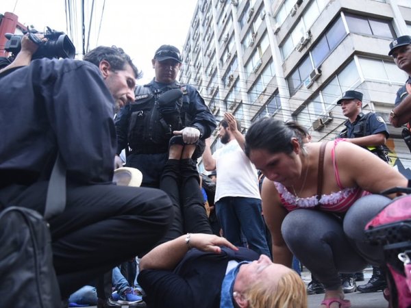 Niña y mujeres desvanecidas en incidentes frente al Congreso
