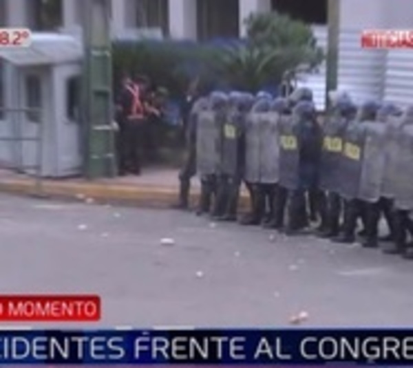 Manifestantes crean disturbios tras suspensión de Paraguayo Cubas - Paraguay.com
