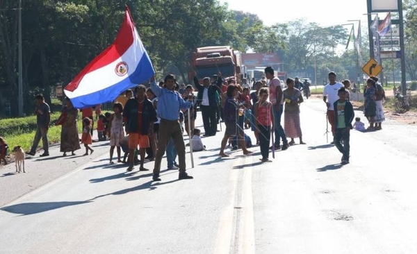 Indígenas cierran ruta en reclamo de asistencia | Paraguay en Noticias