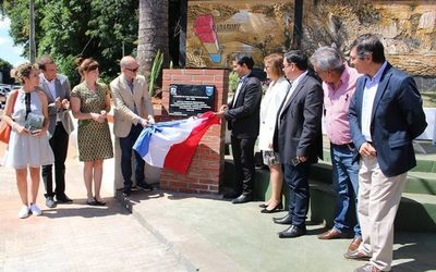 Firman acuerdo de hermandad entre Franco y ciudad de Suiza