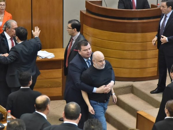 Paraguayo Cubas apelará suspensión del Senado