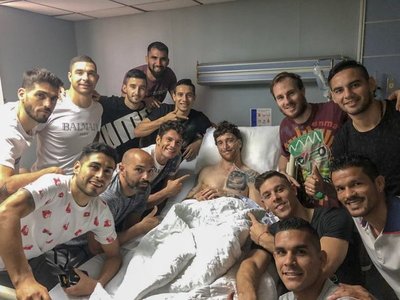 El plantel de Cerro fue a visitar a Fernando Amorebieta