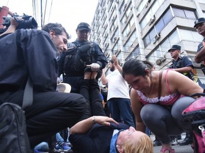 Niña y mujeres desvanecidas en incidentes frente al Congreso | Paraguay en Noticias