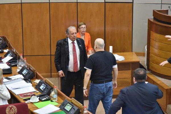 "Calé tenía merecido la botella de agua por haber fundido las instituciones" » Ñanduti