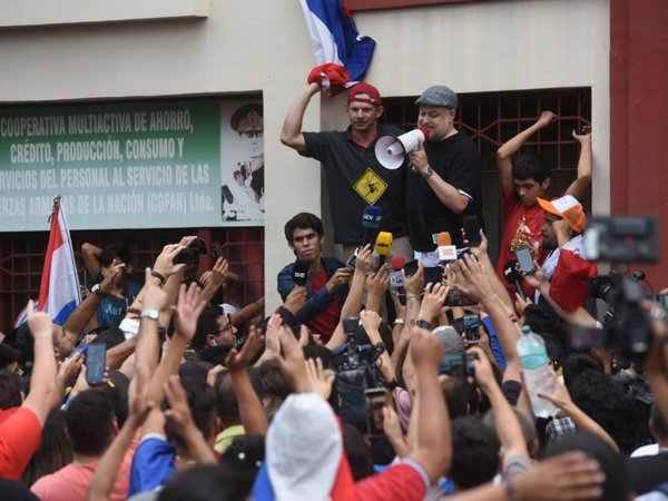 Payo Cubas es aclamado por manifestantes tras ser suspendido
